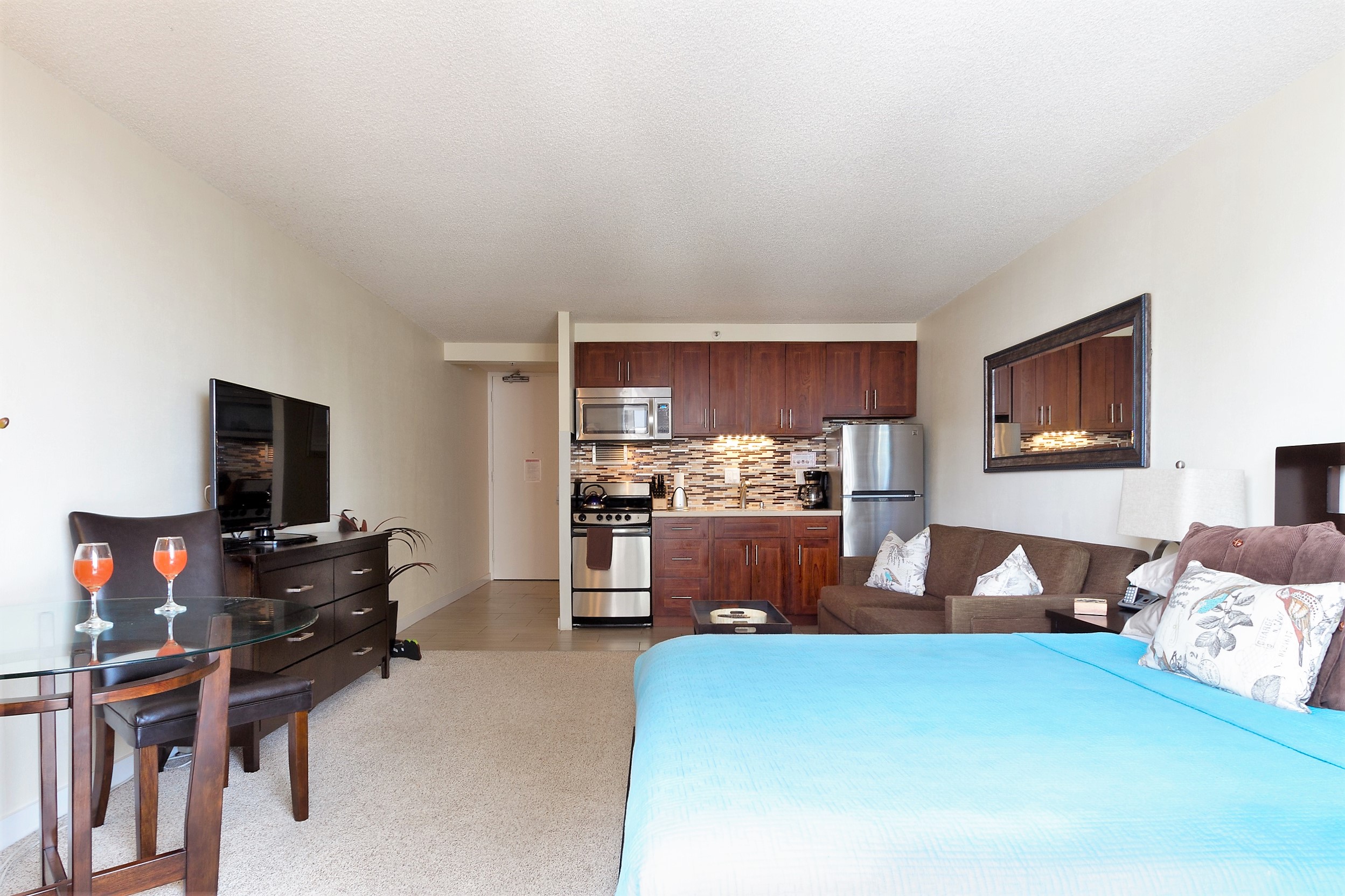 1907 from lanai to kitchen